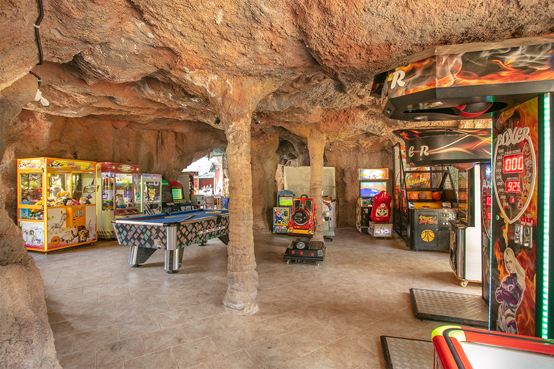 grand aquarium hotel game area